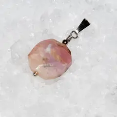 Pandantiv opal roz patrat fatetat 15mm