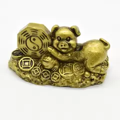 Statueta Feng Shui porc auriu din rasina 8,6cm, model 7