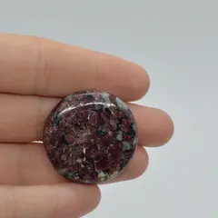 Cabochon eudialit 32x32x6mm A40