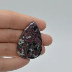 Cabochon eudialit 42x28x6mm A42