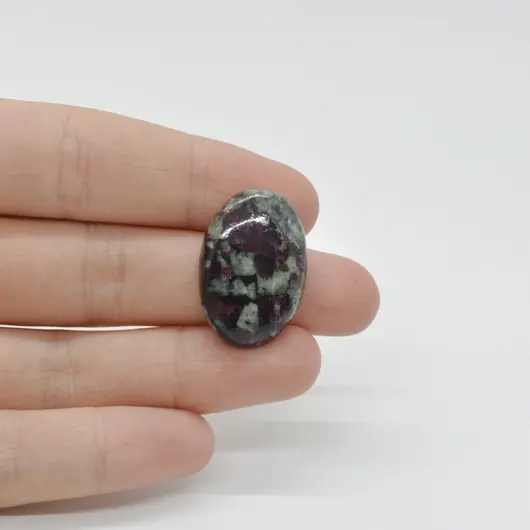 Cabochon Eudialit 26x18x6mm C91