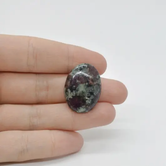 Cabochon Eudialit 26x19x6mm C84