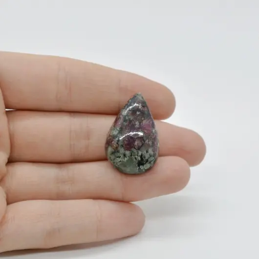 Cabochon Eudialit 28x18x7mm C59