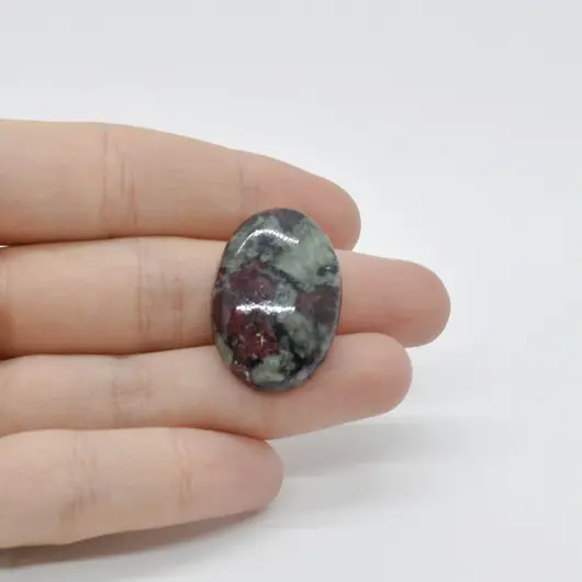 Cabochon Eudialit 28x19x7mm C36