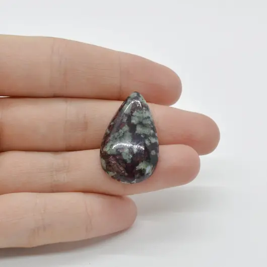 Cabochon Eudialit 29x18x5mm C13