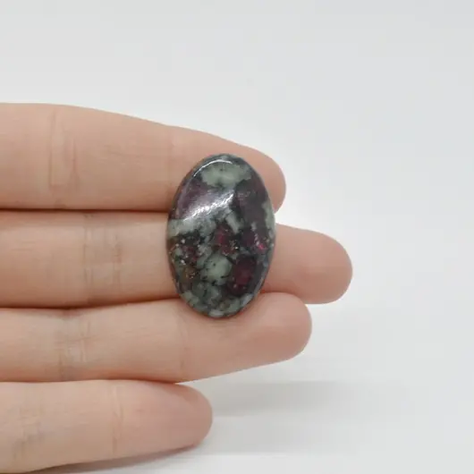 Cabochon Eudialit 29x19x6mm C87