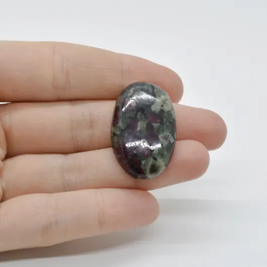 Cabochon Eudialit 31x20x6mm C30