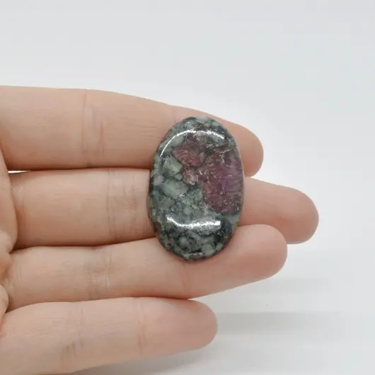 Cabochon Eudialit 34x21x6mm C48