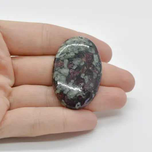 Cabochon Eudialit 43x27x6mm C6