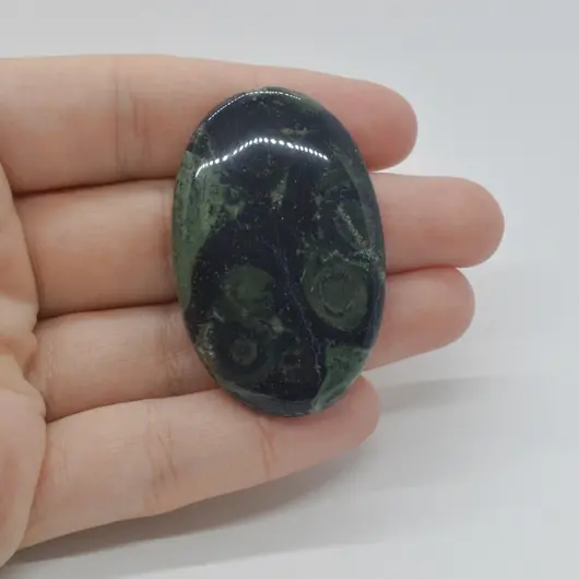 Cabochon Jasp Kambaba 47x30x6mm C57