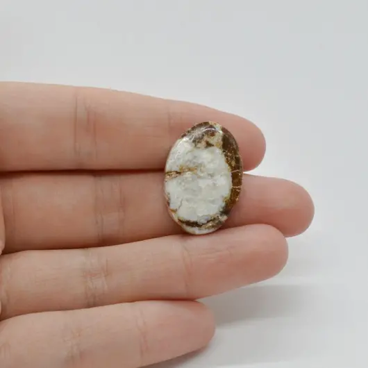 Cabochon Magnezit 25x17x5mm C46