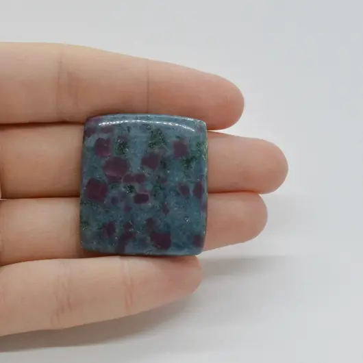Cabochon Rubin in kianit 33x29x5mm C3