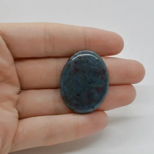 Cabochon Rubin in kianit 34x26x5mm C33