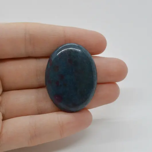 Cabochon Rubin in kianit 36x27x6mm C18