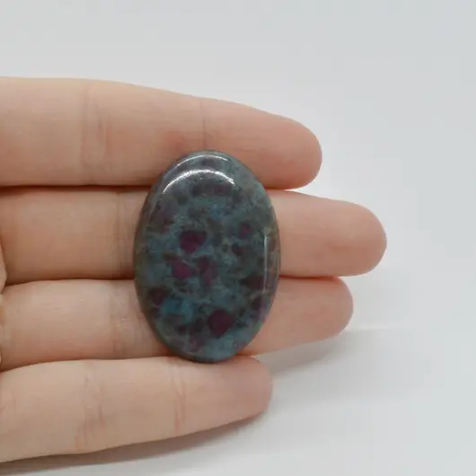 Cabochon Rubin in kianit 37x26x6mm C1