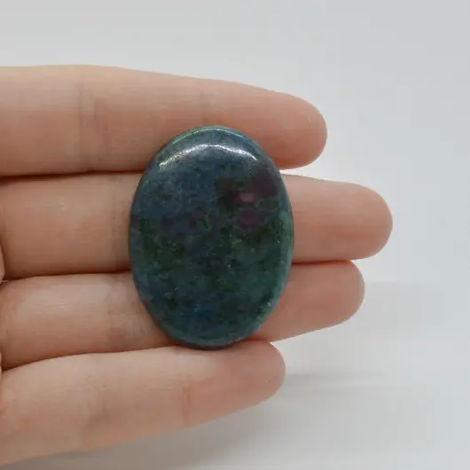 Cabochon Rubin in kianit 38x28x6mm C39