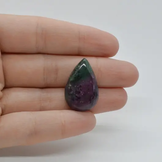 Cabochon Rubin in zoisit 26x17x6mm C69
