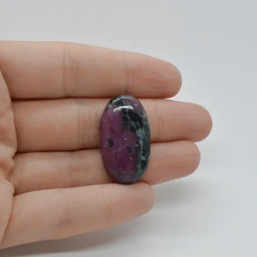 Cabochon Rubin in zoisit 30x17x6mm C56