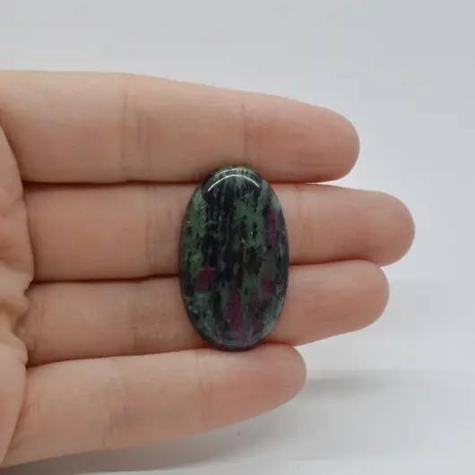 Cabochon Rubin in zoisit 31x19x5mm C38