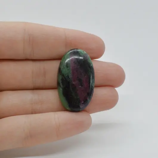 Cabochon Rubin in zoisit 31x19x6mm C16