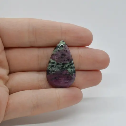 Cabochon Rubin in zoisit 31x19x6mm C37
