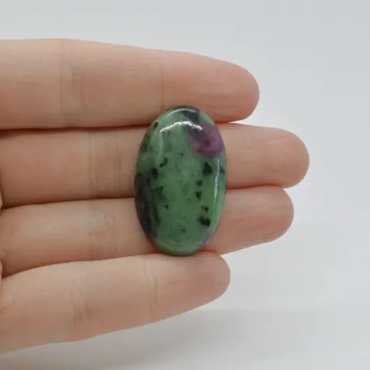 Cabochon Rubin in zoisit 31x19x6mm C9