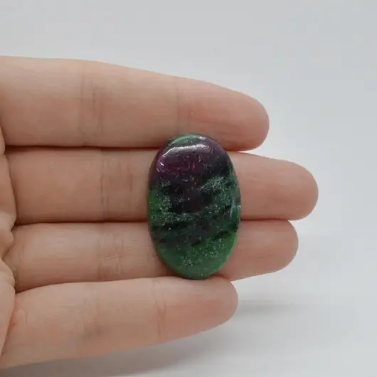 Cabochon Rubin in zoisit 31x21x6mm C49