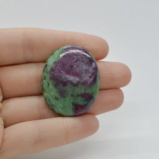 Cabochon Rubin in zoisit 36x29x6mm C36