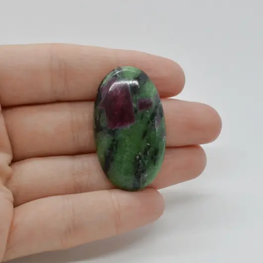 Cabochon Rubin in zoisit 38x22x6mm C31