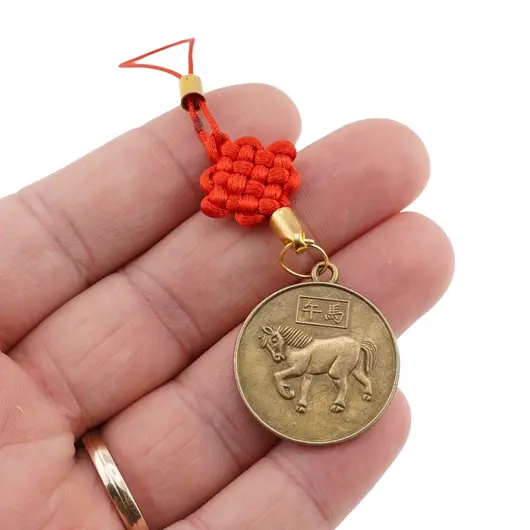 Amuleta Feng Shui cu moneda simbol cal si nod mistic rosu, imagine 2