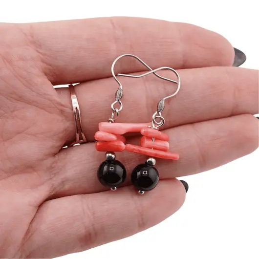Cercei cu agatatoare Obsidian negru sfera 8mm si Coral roz freeform cu elemente argintii, imagine 3