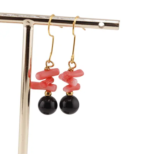 Cercei cu agatatoare Obsidian negru sfera 8mm si Coral roz freeform cu elemente aurii, imagine 3
