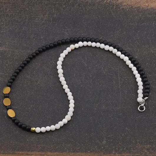 Colier Onix negru mat, Coral alb si elemente din Hematit auriu, 4-8mm, imagine 2