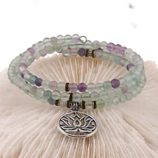 Bratara tripla ajustabila cu cristale naturale Fluorit sfere 4mm cu charm floare de lotus argintiu, imagine 3