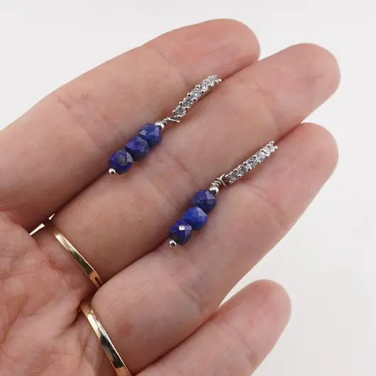 Cercei cu surub Lapis Lazuli cuburi si baza de Argint 925 semirotunda cu zirconii, 4mm, imagine 3