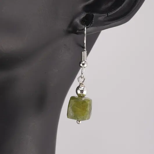 Cercei cu agatatoare Granat verde cub fatetat, 6-8mm, imagine 2