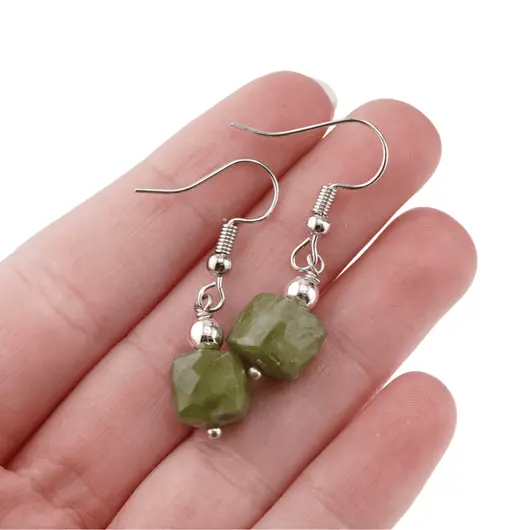 Cercei cu agatatoare Granat verde cub fatetat, 6-8mm, imagine 3
