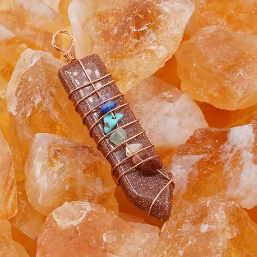 Pandantiv Goldstone maro cu montura din sarma si cristalele celor 7 chakre, 48mm, imagine 3