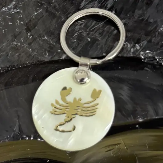 Breloc pentru zodia Scorpion din sidef natural, imagine 2