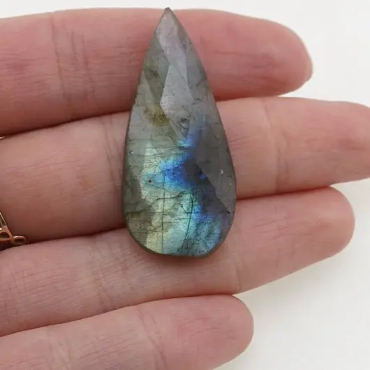 Cabochon Labradorit fatetat 40x18x7mm F2