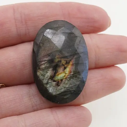 Cabochon Labradorit fatetat 63x24x9mm F7
