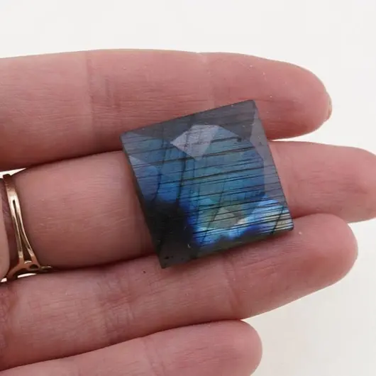 Cabochon Labradorit fatetat 24x24x5,5mm F16