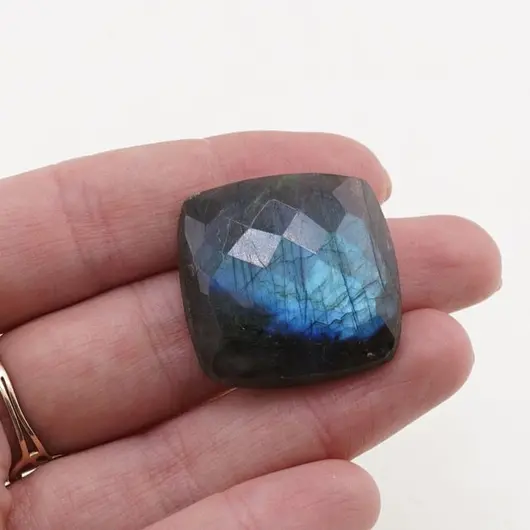 Cabochon Labradorit fatetat 28x28x8mm F65