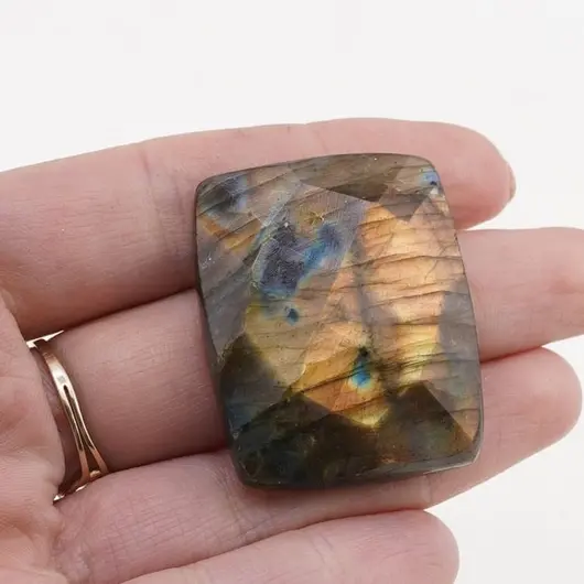 Cabochon Labradorit fatetat 37x30x9,5mm F105