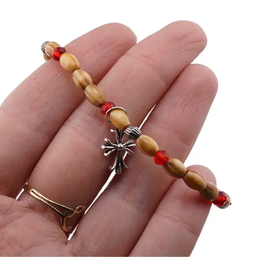 Bratara pe elastic cu lemn natural, margele rosii si charm cruce stilizata, imagine 3