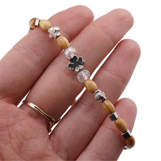Bratara pe elastic cu lemn natural, margele transparente si elemente argintii, imagine 3