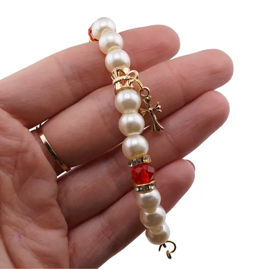 Bratara pe elastic cu perle, margele rosii si cruci charm, imagine 3