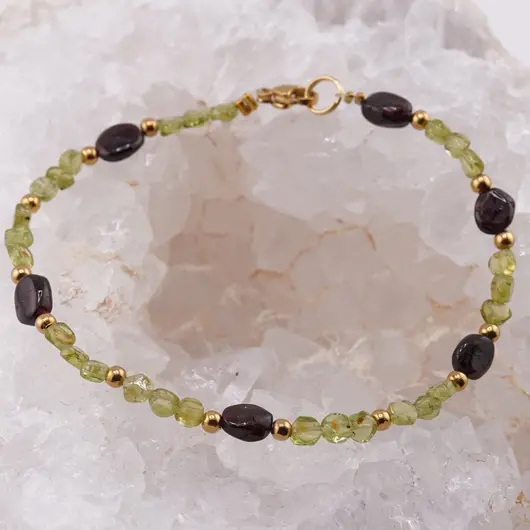 Bratara Peridot banuti 3-4mm si Granat neregulat 5-8mm cu bumbi aurii, imagine 2