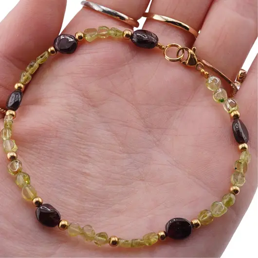 Bratara Peridot banuti 3-4mm si Granat neregulat 5-8mm cu bumbi aurii, imagine 3