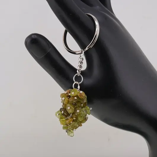 Breloc ciorchine cu pietre chips Peridot, imagine 2